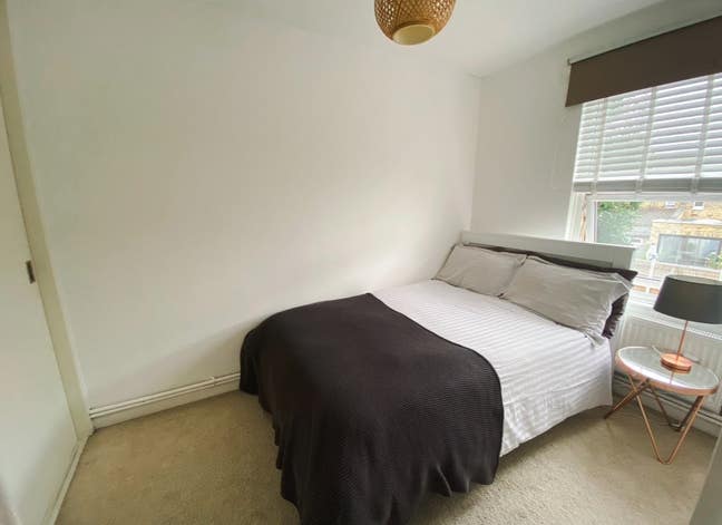 Quiet dbl room - walking distance to Canary wharf Main Photo