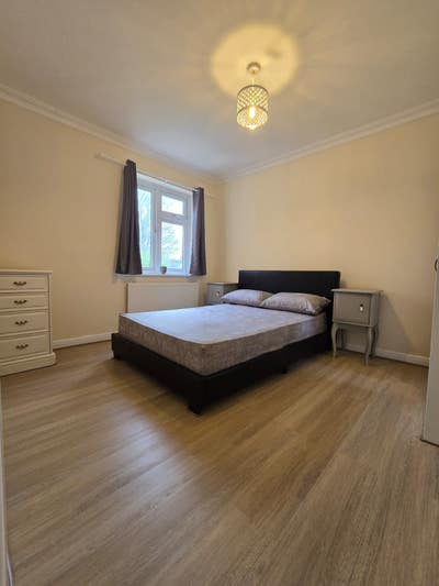 Fully furnished Large Double near train station Main Photo