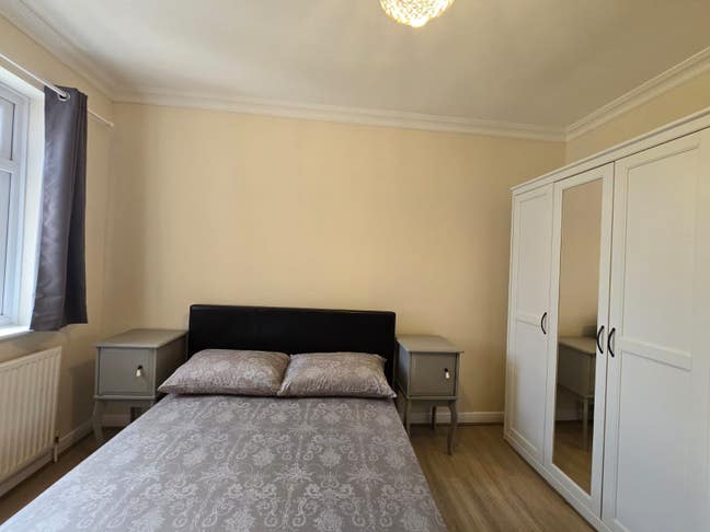 Newly decorated/furnished Dble near train station Main Photo