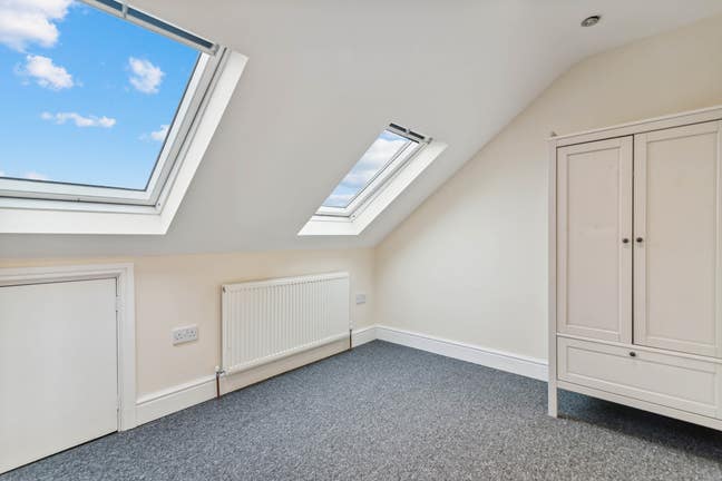 Specious Size Double Room To let in Mitcham CR4 Main Photo