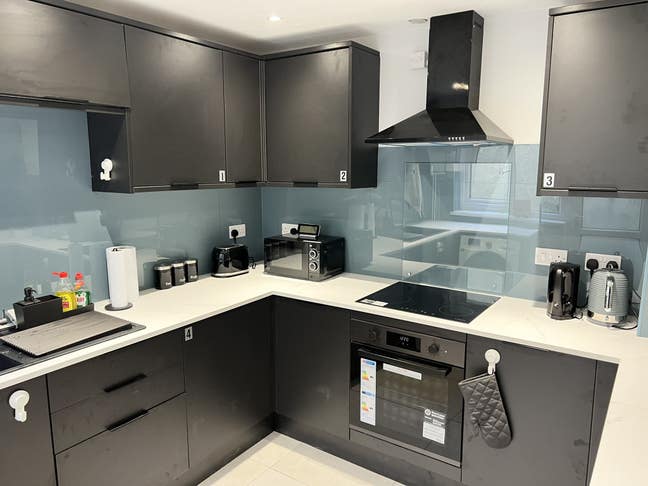 Large room in recently refurbished house Main Photo