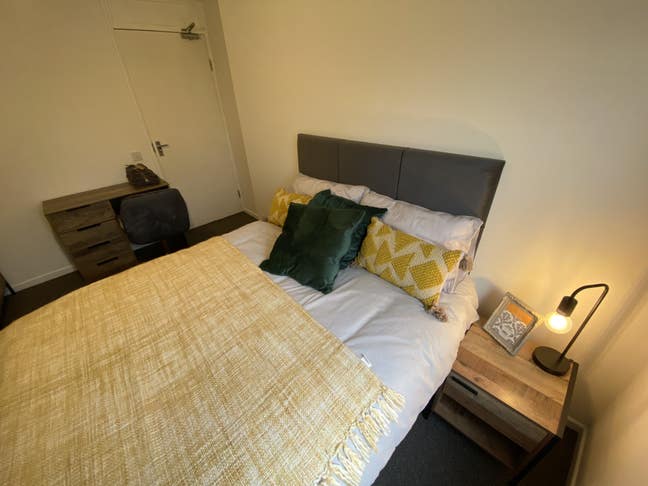🏅👀AVA NOW! Large En-Suite Room - Bringhurst 👀🏅 Main Photo
