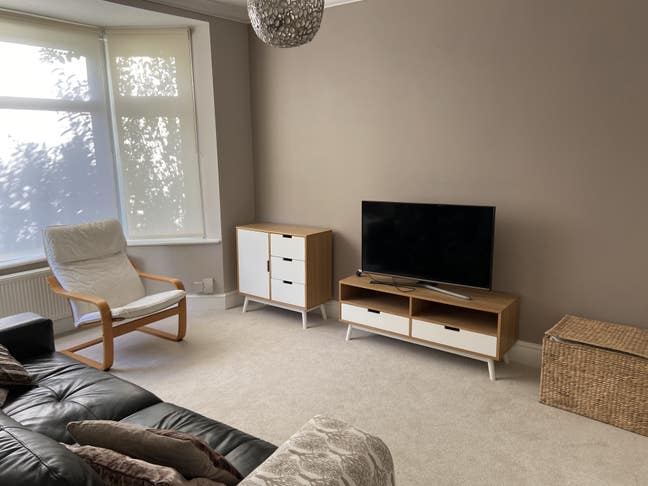 Double room in newly refurbished home Main Photo