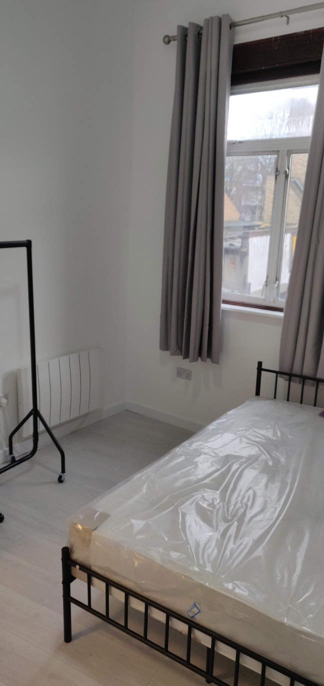 N16 Single studio apartment wifi, some bills inclu Main Photo