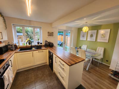 Double Room, off Street Parking, Private Bathroom Main Photo