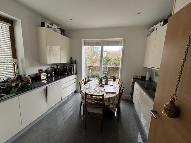 Double Bedroom in new build London Townhouse Main Photo