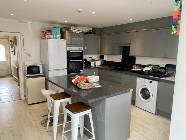 Double room in friendly professional house Main Photo