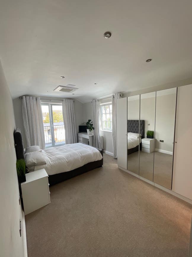 Large double en suite   Main Photo