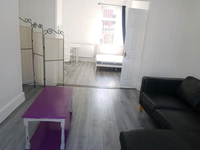 Low Deposit Option!-Double Lounge Room in Tuebrook Main Photo