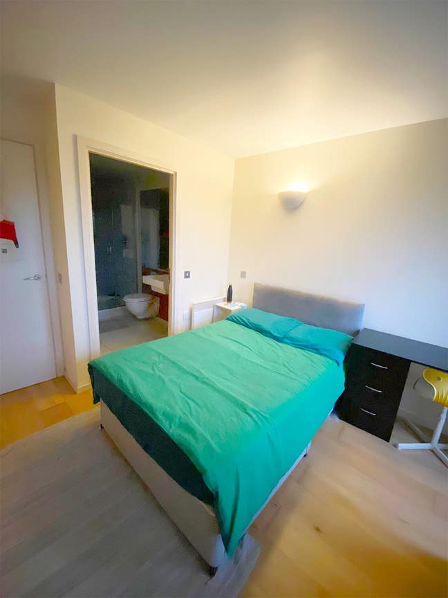 Wow! Stunning double ensuite at South Woodford Main Photo