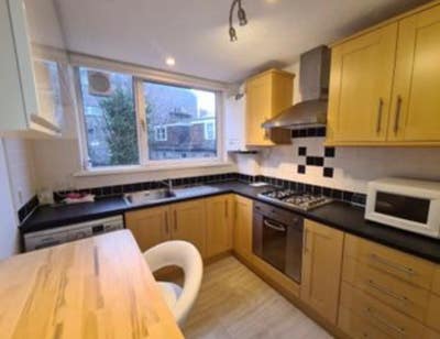 2 bedroom upstairs flat - central location Main Photo