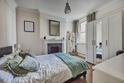 Double Bedroom in 2 Bed Apartment Main Photo