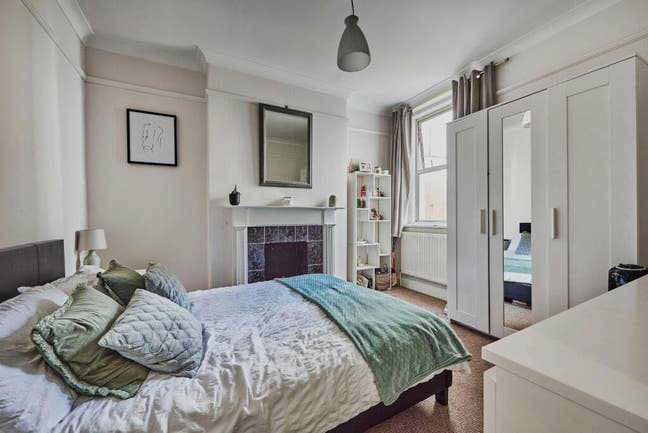 Double Bedroom in 2 Bed Apartment Main Photo