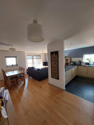 Spacious flat with balcony short term let Main Photo