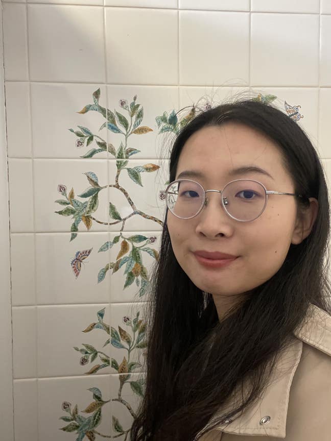 25yo professional girl looking for a room in lond Main Photo