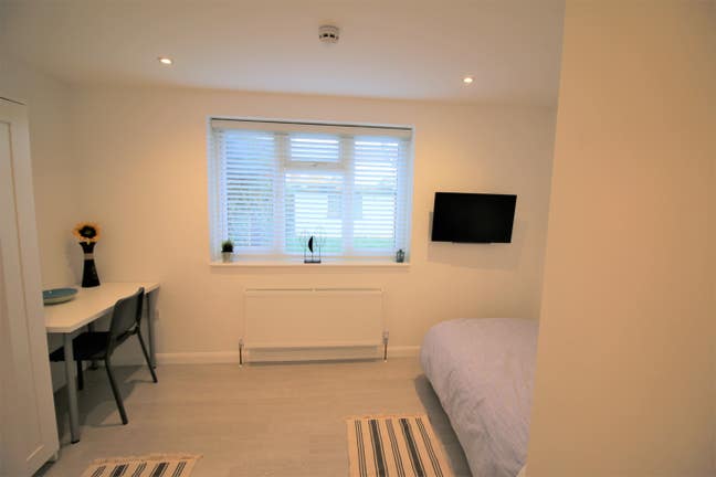 Large En Suite Double Room £895 Pcm Goodmayes Main Photo