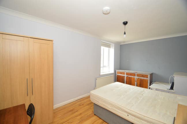 Fully Furnished Double Room WITHOUT En-Suite Main Photo