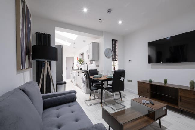 Perfect for Professionals 40 Baggholme Rd, Lincoln Main Photo
