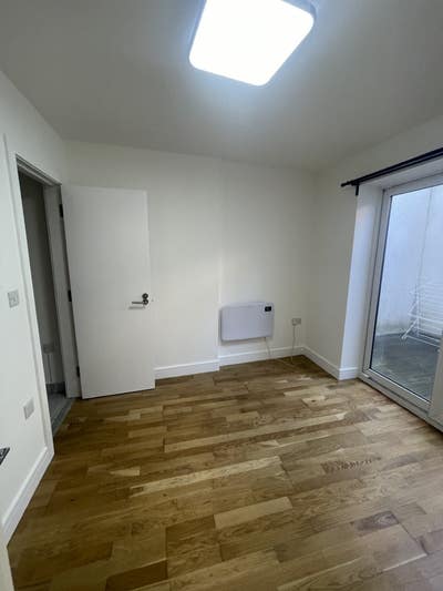 Lovely, Modern Studio with Shared Garden - Zone 2  Main Photo