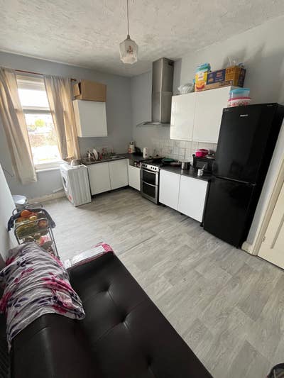 Room For Rent With Shared Kitchen & Bathroom Main Photo