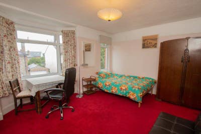 Large double room in quiet and central house Main Photo
