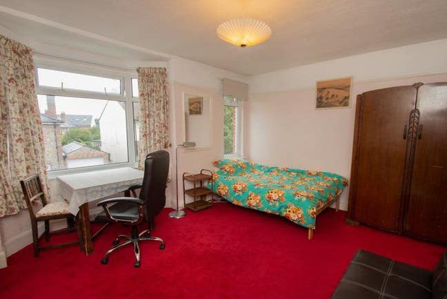 Large double room in quiet and central house Main Photo