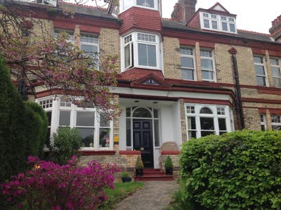 Luxury king-size En-suite room in Victorian House Main Photo