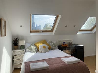Loft En-suite Room near Canada Water Main Photo
