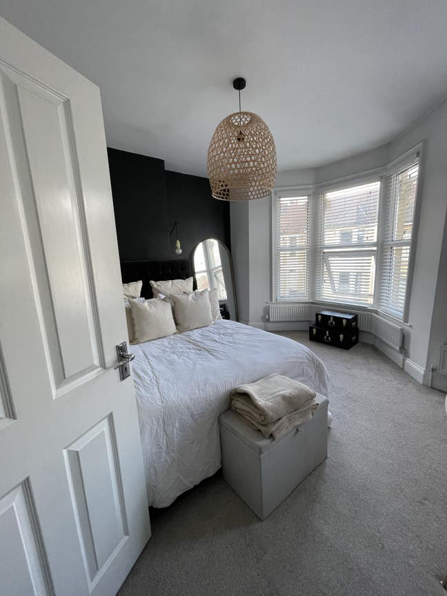 Large Master Bedroom. Own bathroom & Cleaner.  Main Photo