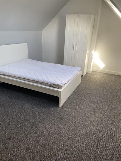 Lovely double room 20mins from city centre Main Photo
