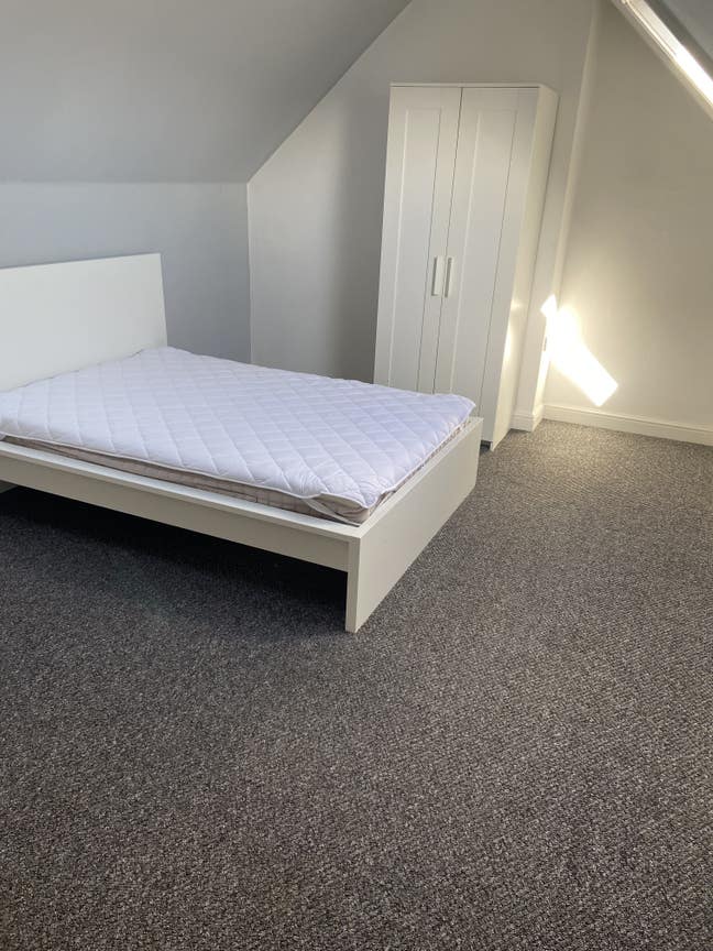 Lovely double room 20mins from city centre Main Photo