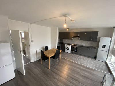Bright & Spacious Room near by shepherd bush W11 Main Photo