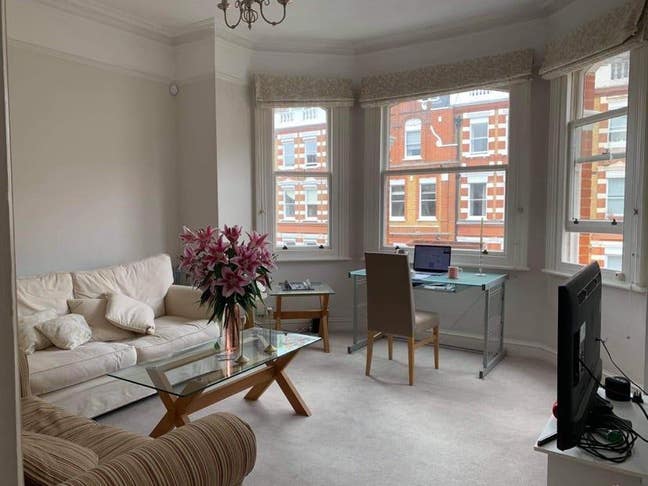 Bright bedroom in Chelsea available Main Photo