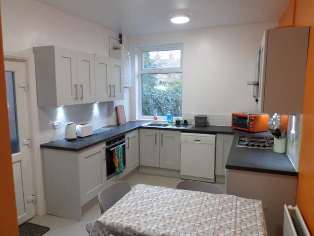 Double bedroom, all bills included Main Photo
