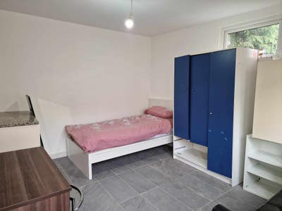 Annex/ Studio Refurbished Near Wexham Hospital Main Photo