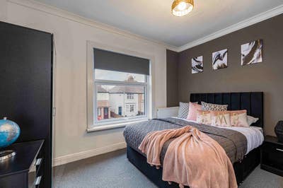 Spacious Ensuite Rooms 10 Mins Walk from Town ! Main Photo