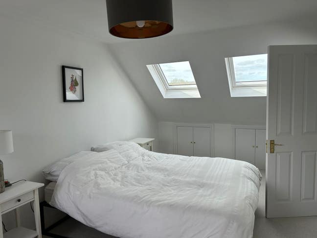 Bright & spacious ensuite, loft room, central E17 Main Photo