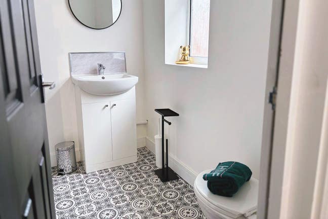 Stylish Room with It's Own Bathroom on Gadsby St Main Photo