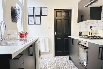 Stylish Room with It's Own Bathroom on Gadsby St Main Photo