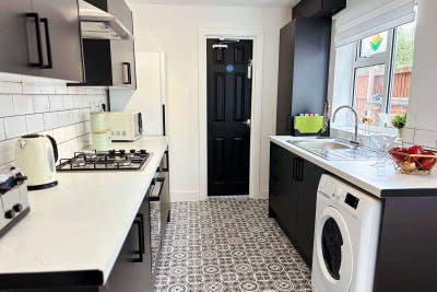 Stylish Room with It's Own Bathroom on Gadsby St Main Photo