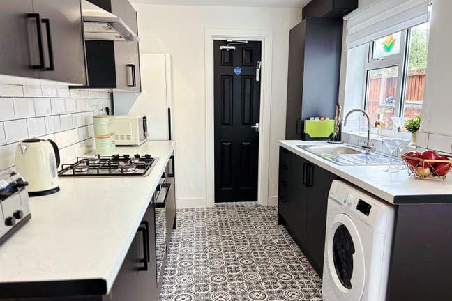 Stylish Room with It's Own Bathroom on Gadsby St Main Photo
