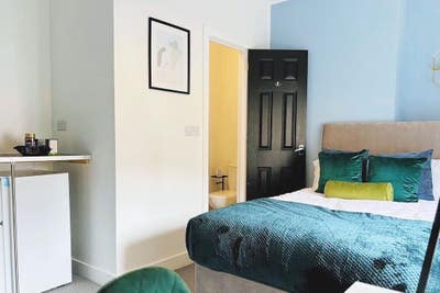 Stylish Room with It's Own Bathroom on Gadsby St Main Photo