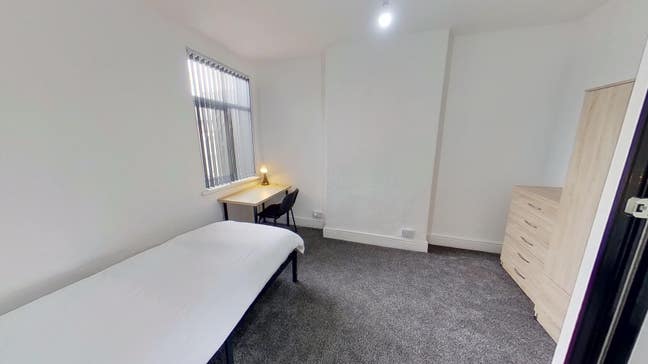 Single/Twin Rooms - in great locaiton Salford Main Photo