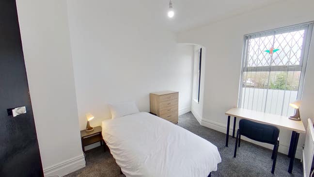 Single/Twin Rooms - in great locaiton Salford Main Photo