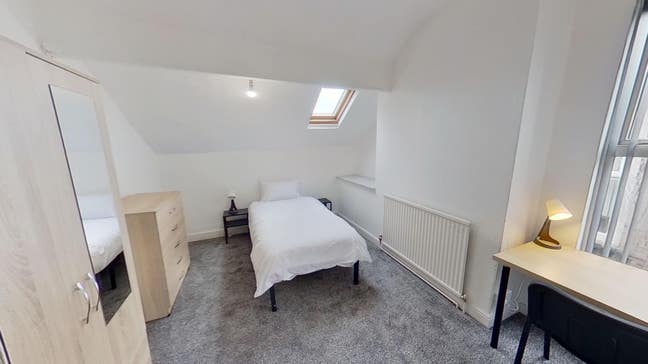 Single/Twin Rooms - in great locaiton Salford Main Photo