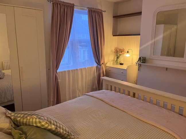 Double room in a cosy home-10min walk 2 hospital Main Photo