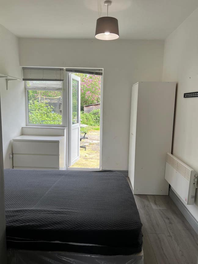 Studio Flat in Feltham TW14 9NR Main Photo