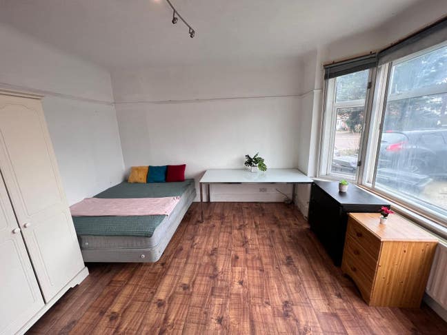 Spacious double room by Wessex Way  Main Photo