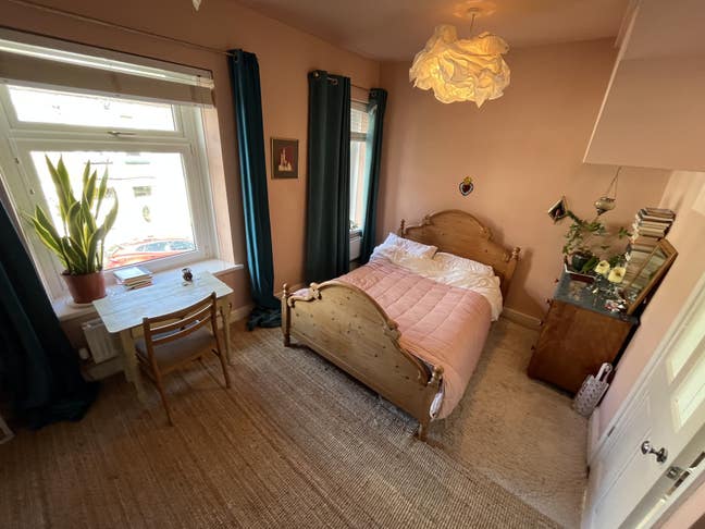 Large room in cosy home Main Photo