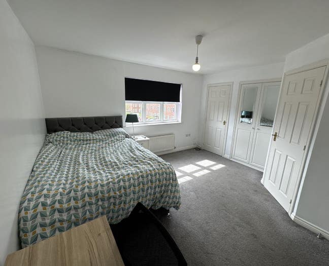 Large double furnished bedroom  / bills included  Main Photo